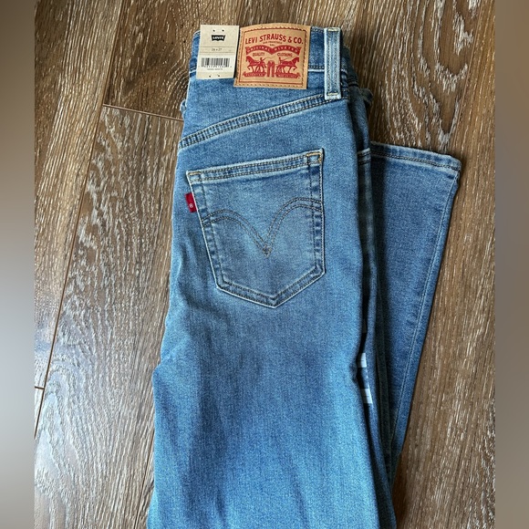 Levi’s Ribcage Straight Ankle Jeans in Medium Indigo - Picture 6 of 6